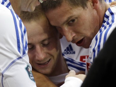 Miroslav Stoch v objatí spoluhráčov