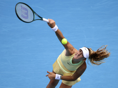 Ruská tenistka Mirra Andrejevová podáva na Češku Braboru Krejčíkovú v osemfinále ženskej dvojhry na grandslamovom turnaji Australian Open v Melbourne