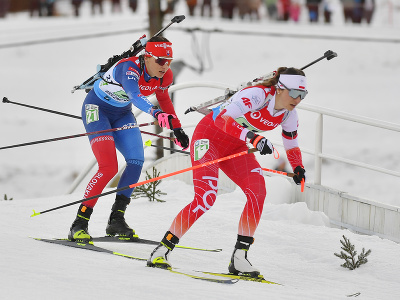 Slovenská biatlonistka Zuzana Remeňová (vľavo) v mixe dvojíc na majstrovstvách Európy v biatlone v Osrblí