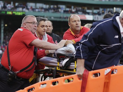 Fanúšička bejzbalu utrpela vážne zranenia potom, čo ju trafila zlomená pálka