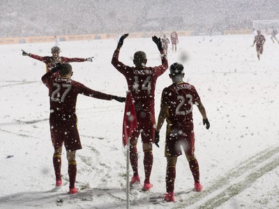 Na snímke futbalisti Real Salt Lake  sa tešia po tom, čo Jura Movsisjans z Arménska strelil gól