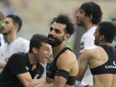 Mohamed Salah (vpravo) so spoluhráčmi oslavuje postup Egypta do štvrťfinále