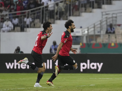 Mohamed Salah a Ahmed Sayed Zizo oslavujú gól Egypta