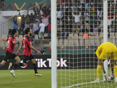 Mohamed Salah a Ahmed Sayed Zizo oslavujú gól Egypta