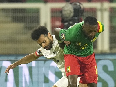 Mohamed Salah (vľavo) a kamerunský futbalista Karl Toko-Ekambi bojujú o loptu
