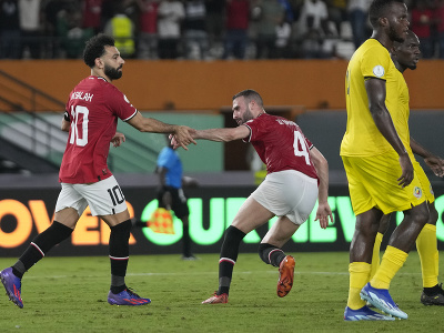 Mohamed Salah so spoluhráčmi oslavuje vyrovnávajúci gól z pokutového kopu