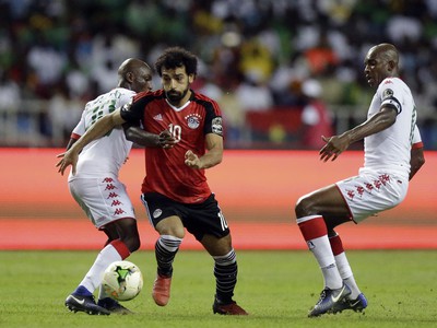 Mohamed Salah preniká cez obranu Burkiny Faso