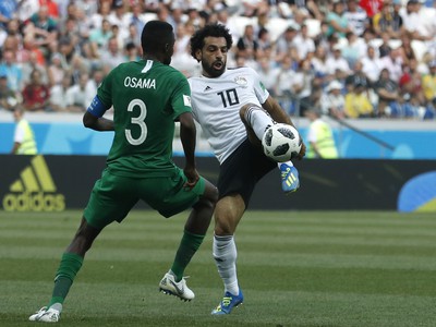 Osama Hawsawi a Mohamed Salah v súboji