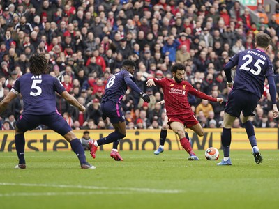 Hráč Liverpoolu Mohamed Salah (druhý sprava) pri streľbe
