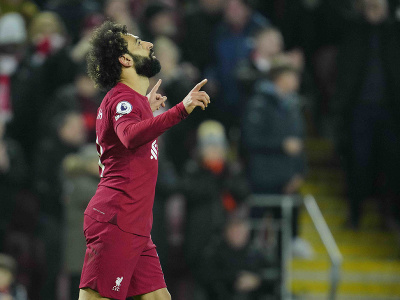 Hráč Liverpoolu Mohamed Salah  oslavuje po tom, ako strelil úvodný gól proti Evertonu