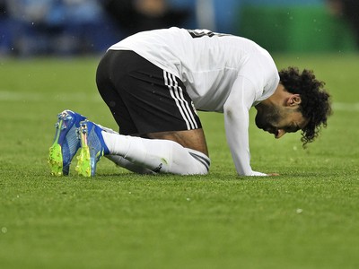 Egyptský futbalista Mohamed Salah sa modlí na zemi