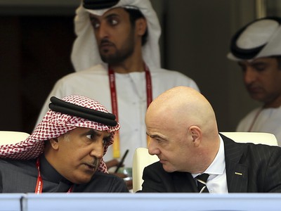 Mohammed Khalfan alRumathi (Prezident futbalovej federácie Spojených arabských emirátov) a Gianni Infantino