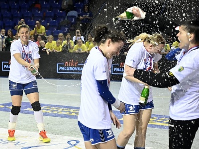 Na snímke hráčky MŠK Iuventy Michalovce sa tešia po zisku pohára za celkové víťazstvo v československej MOL lige v hádzanej žien 