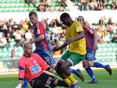 Hráč Momodou Ceesay z MŠK Žilina a brankár Peter Bolek z FK Senica