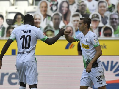 Na snímke futbalista Florian Neuhaus (vpravo) z Mönchengladbachu sa teší z gólu so spoluhráčom Marcusom Thuramom