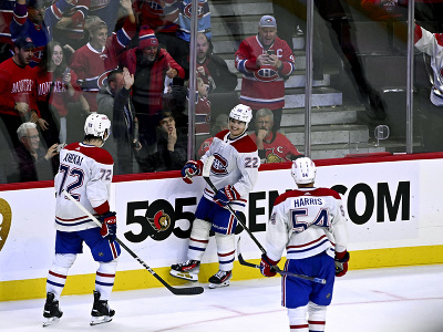 Hráč Montrealu Canadiens Cole Caufield (22) oslavuje strelený gól