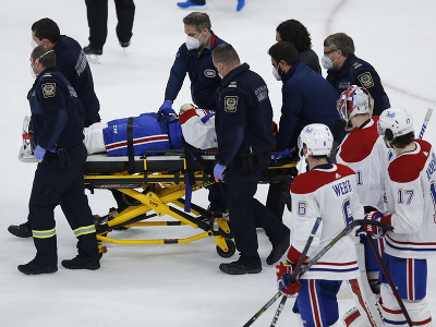 Hokejista Jake Evans po tvrdom zákroku opúšťal ľadovú plochu na nosidlách