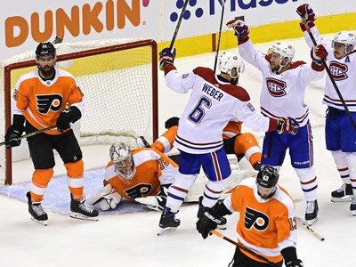 Hráči Montrealu Canadiens oslavujú gól