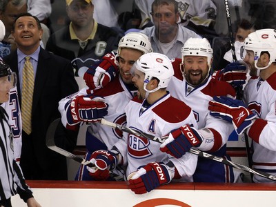 Scott Gomez, Brian Gionta, Glen Metropolit a Mathieu Darche sa tešia z postupu