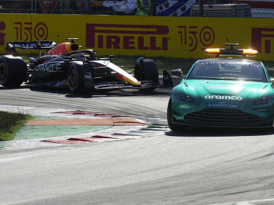 Max Verstappen jazdí posledné kolá za safety carom vo Veľkej cene Talianska