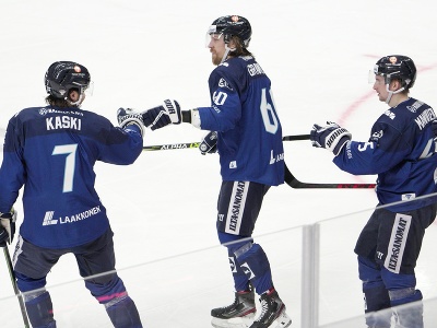 Fínsky hokejista Markus Granlund (uprostred) sa teší z gólu so spoluhráčmi