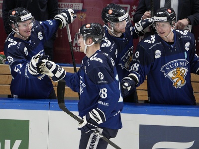 Fínsky hokejista Markus Nenonen sa teší z gólu so spoluhráčmi