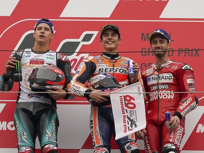 Stupeň víťazov - zľava Fabio Quartararo, Marc Márquez a Andrea Dovizioso