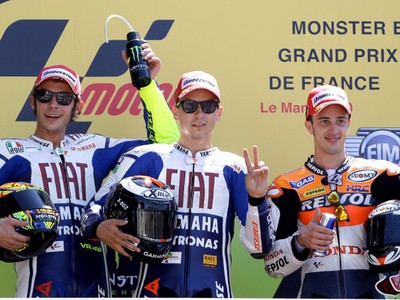 Jorge Lorenzo v strede, Valentino Rossi a Andrea Davizioso