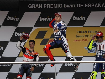 Víťaz Jorge Lorenzo a Dani Pedrosa s Valentinom Rossim