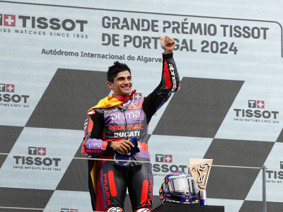 Španielsky motocyklista Jorge Martin oslavuje na pódiu s trofejou po jeho víťazstve pretekov na Veľkej cene Portugalska seriálu MotoGP na okruhu Algarve