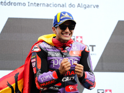 Španielsky motocyklista Jorge Martin oslavuje na pódiu s trofejou po jeho víťazstve pretekov na Veľkej cene Portugalska seriálu MotoGP na okruhu Algarve