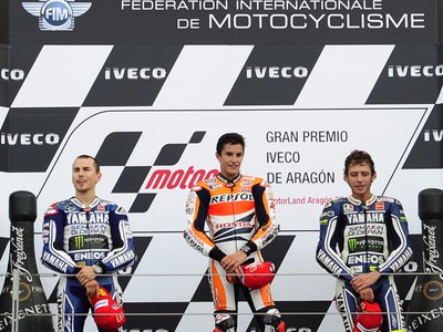 Stupeň víťazov: Marc Márquez (v strede), Jorge Lorenzo (vľavo) a Valentino Rossi