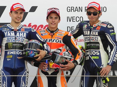 Stupeň víťazov: Marc Márquez (v strede), Jorge Lorenzo (vľavo) a Valentino Rossi