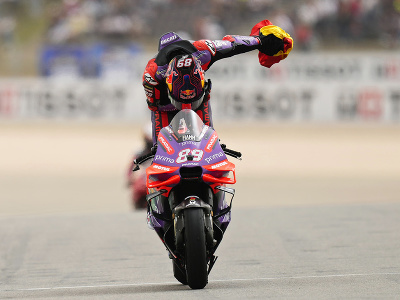 Španielsky motocyklista Jorge Martin na Ducati oslavuje v cieli po jeho víťazstve pretekov na Veľkej cene Portugalska seriálu MotoGP na okruhu Algarve