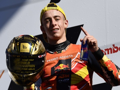 Španiel Pedro Acosta na KTM zvíťazil na Veľkej cene Algarve v Portugalsku v kategórii Moto3 a zaistil si tak celkové prvenstvo