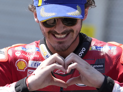 Taliansky motocyklový pretekár Francesco Bagnaia oslavuje víťazstvo vo Veľkej cene Holandska v triede MotoGP