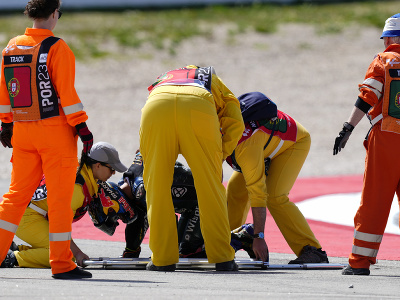 Motocyklový pretekár Miguel Oliveira sa len ťažko dvíha zo zeme po nehode vo Veľkej cene Portugalska