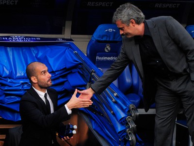Mourinho si podáva ruku s Guardiolom