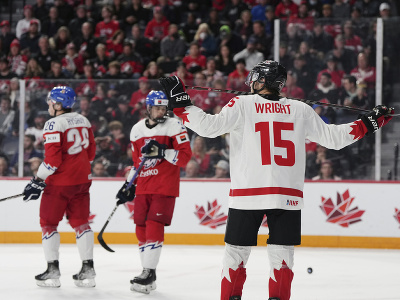 Líder kanadského tímu Shane Wright rozhadzuje rukami