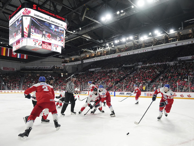 Hokejisti Česka a Kanady sledujú puk po vhadzovaní