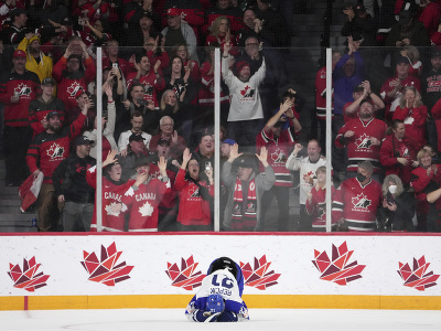 Sklamaný Peter Repčík leží na ľade, v pozadí sa radujú fanúšikovia Kanady