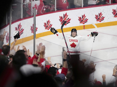 Kanadský mladík Joshua Roy oslavuje gól 