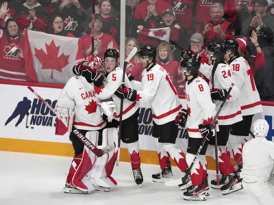 Víťazná radosť hráčov Kanady