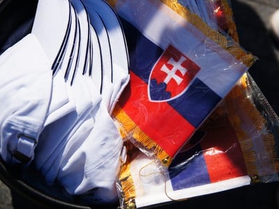 Suveníry v slovenskej trikolóre nemohli chýbať