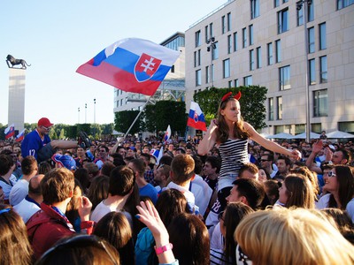 Fanúšikovia Slovenska počas semifinále na námestí v Bratislave
