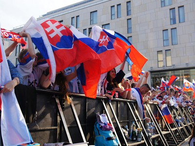 Fanúšikovia počas finále na námestí v Bratislave