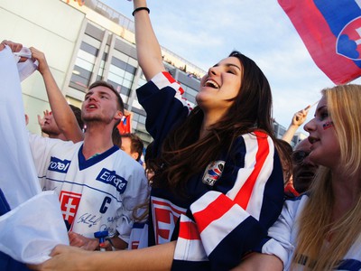 Fanúšikovia počas finále na námestí v Bratislave