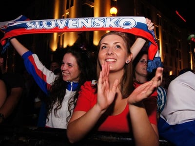 Fanúšikovia po finále na námestí v Bratislave