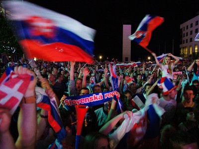 Fanúšikovia po finále na námestí v Bratislave