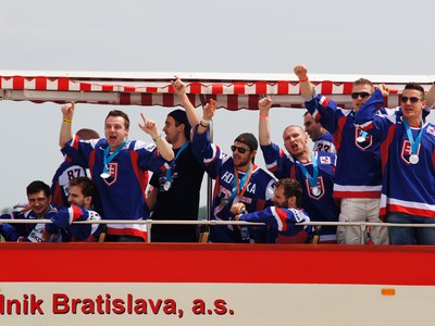 Návrat hokejistov z Helsínk, jazda po Bratislave a oslavy s fanúšikmi